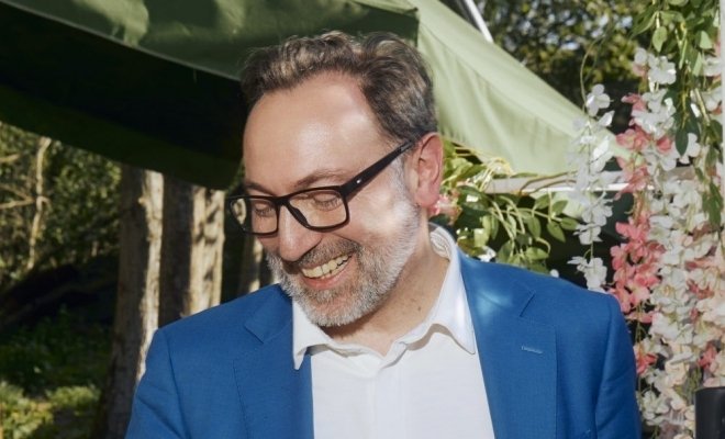 Живой француз поёт свою Францию