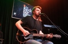 Белки на акации