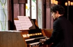 Утро в особняке. Кофе, друзья, орган