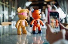 Роспись мишки Bearbricks в технике флюид-арт с видом на Неву
