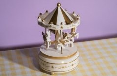 Мастер-класс по росписи шкатулки с лошадками в цирковой эстетике