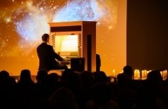 Музыка из аниме на органе при свечах