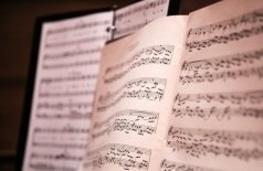 Орган при свечах. Времена года и топовые саундтреки