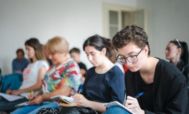 Масленица идёт, блин да мёд несёт