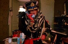 Черная роза — эмблема печали, красная роза — эмблема любви