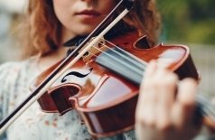 И жизнь кипит, и песни льются