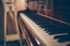 Певец, тебе открыта тайна звука...