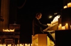 Орган и арфа при свечах