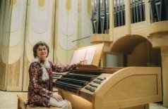 Под сводами храма