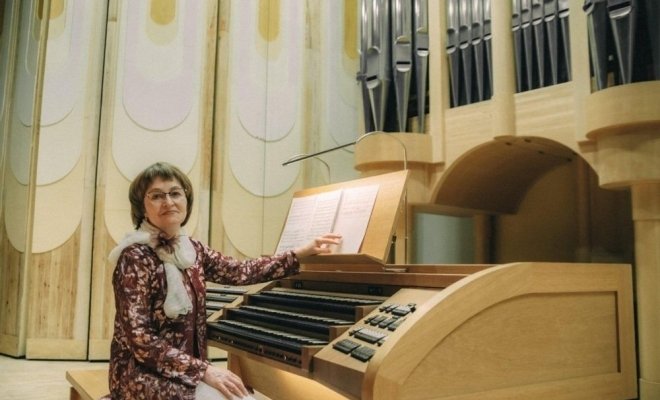 Под сводами храма