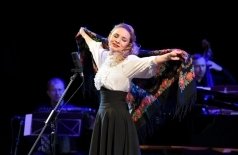 Тёмно-вишнёвая шаль