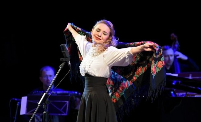 Тёмно-вишнёвая шаль