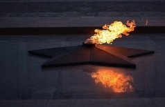 Поклонимся великим тем годам