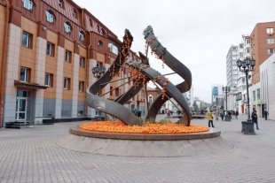 В Екатеринбурге появился новый арт-объект из хурмы.