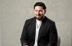 Николай Колчевский. Певец у микрофона