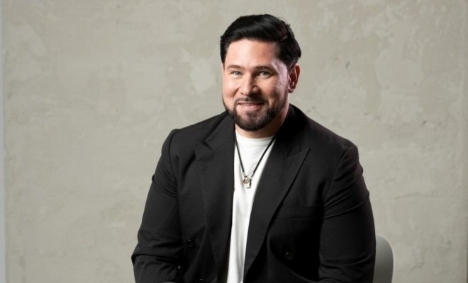 Николай Колчевский. Певец у микрофона