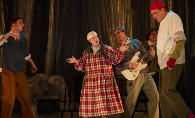 Когда длинная стрелка будет на двенадцати, а короткая на трёх