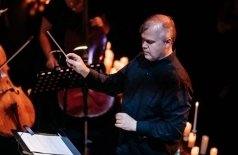 Орган и саксофоны при свечах