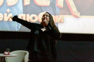 Актриса Альбина Кабалина представила музыкальную комедию «Королёк моей любви» в Казани