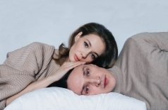 Двое на качелях