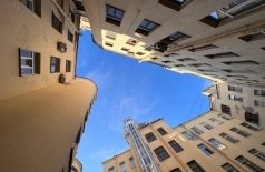 Дворы и парадные с посещением коммунальной квартиры