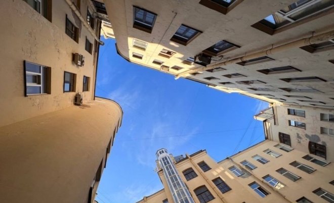 Дворы и парадные с посещением коммунальной квартиры