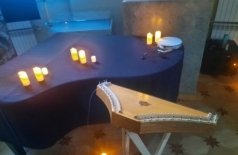 Песни средневековья во дворе старинной церкви