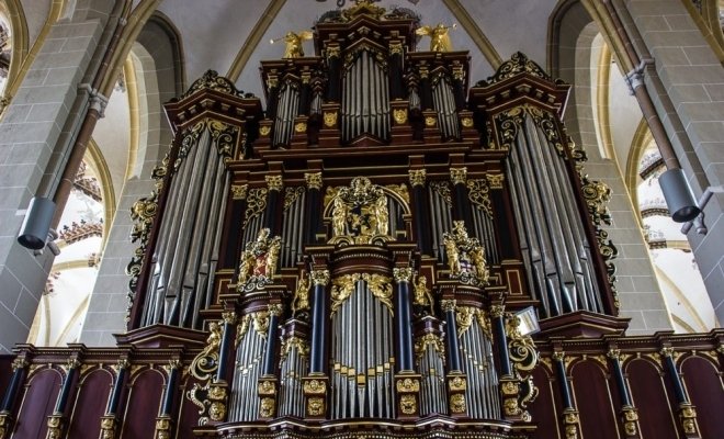 Труба, орган и саксофоны при свечах