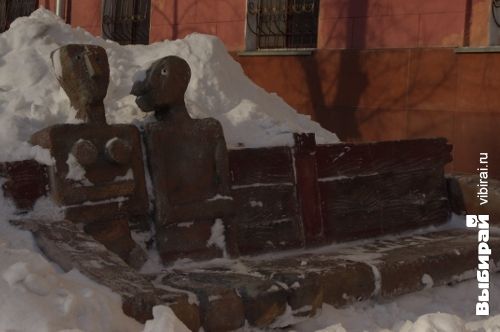 Влюбленные на лавочке