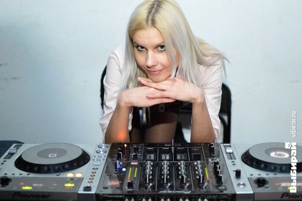 DJ Karoline Klein (кафе Пирс)