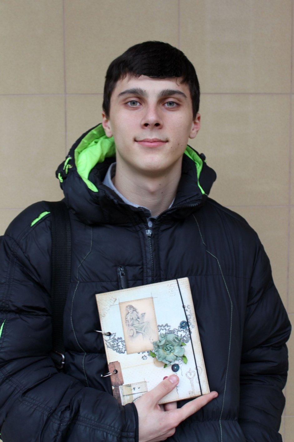 III место (2508 голосов).Александр получает подарок от школы-студии Натальи Андриевской «Мастерская моды».