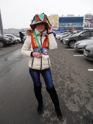 Лилия Сергеева, 31 год, Санкт-Петербург, специалист  Когда смотрим игру дома, то обязательно в форме любимых игроков. Зал превращается в арену, а соседи - в бдительных полицейских.