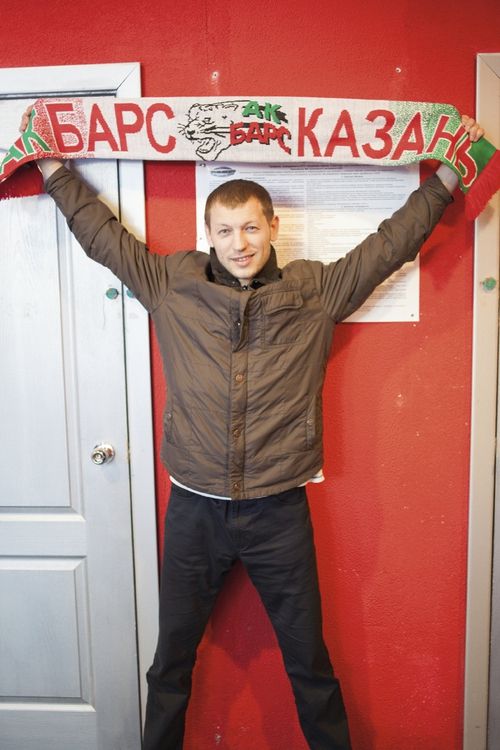 Марат, 29 лет, фрилансит в Москве, из Казани:  «Гарнетт — молодец! Зарипов, Морозов, Капанен и Барулин — мои любимые игроки из «Ак Барса». «Трактору» тоже желаю хорошего хоккея. Пусть будет больше забитых шайб».