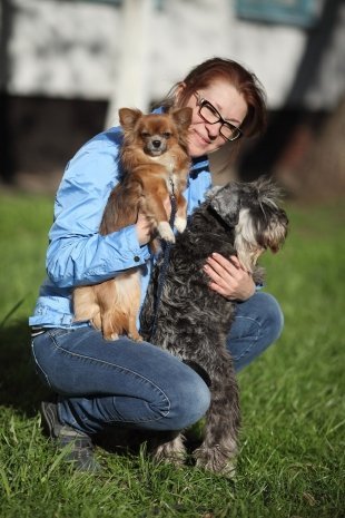 Рушана Романова, 40 лет, домохозяйка Пока у нас меня две собаки: чихуахуа и цвергшнауцер. Они мне как детки, плачем вместе, вместе радуемся.