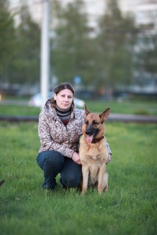 Наташа, главный бухгалтер Собака: немецкая овчарка Удаче 2 года. Она такая любвеобильная — залижет до смерти!