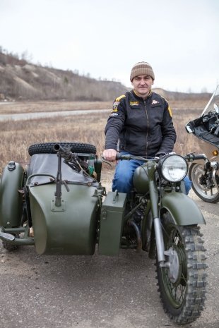 Дмитрий «Дима М-72» 37 лет, бизнесмен  К открытию я купил себе новый мотоцикл, но в день, когда он пришёл, как назло, сломал руку, так что на тусовку поехал в коляске как пассажир. 