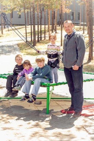 Владимир с детьми Яной и Никитой, племянниками Доминикой и Данилом