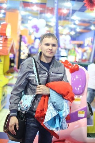 Виктор Григорьев, 32 года, работник КамАЗа. Я играю вместе с ребенком, помогаю ему. В общем, общаемся.