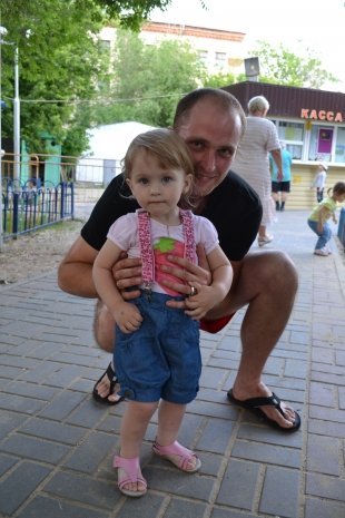 Александр Аверин, 28 лет, водитель, с дочерью Лерой, 2 года: «Дети – цветы жизни».  Мы гуляем каждый день здесь. Особенно дочке нравится батут».