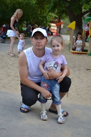 Анатолий Иванов, 35 лет, индивидуальный предприниматель, с дочкой Ариной, 3 года: «Стать отцом легко, быть отцом трудно. Каждый раз, когда у меня выдается свободное время, обязательно гуляю с дочуркой».