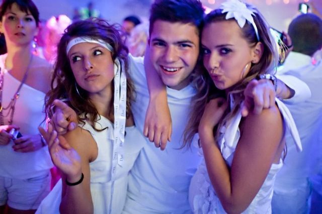 Все в белом, стоят красивые: White Party