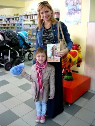 Алиса Протасова   Дочь Милана (5 лет)  «Ребенок мой в «Мини-Мисс» участвует. На показ торопимся. Еще бигуди даже не сняли. Красота требует и такого. Забежала колготки ей купить. Как у принцессы!»