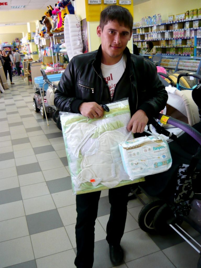 Динар Кадиров   «Жена сына родила! У меня одни эмоции. Дочка была, а теперь и сын есть. Вот купил набор для новорожденных. Бегу в роддом. Скоро выписка. Каримом назвали.»  