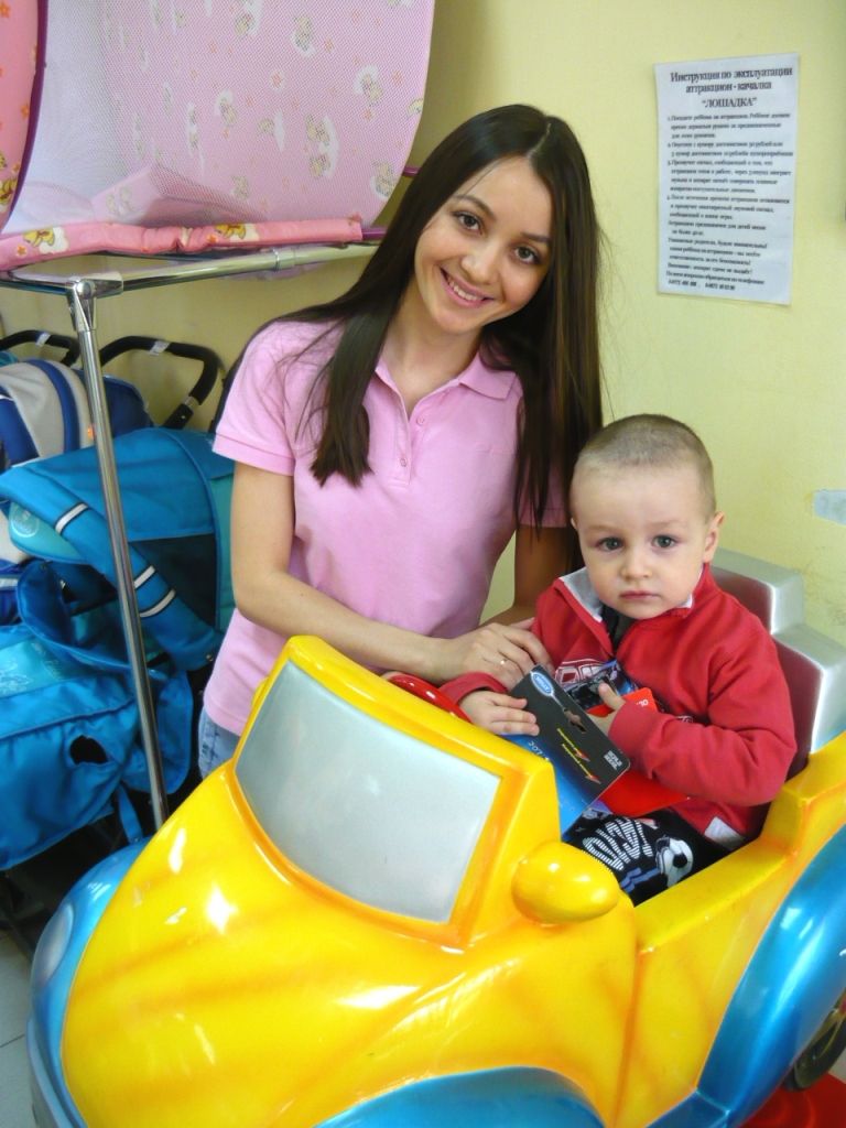 Нуриева Гузель  «Камильчику 2,5 года, а в машинках уже знает толк. Только сегодня купили штук пять. А ещё - нарукавники и круг. Будем купаться этим летом.»  