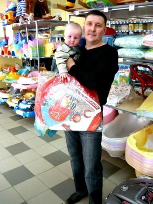 Рустем Фатхуллин   Сын Искандер (11 месяцев)  «Чего только ни накупили. Раз в месяц прийти в магазин – наша традиция. Купили игрушки разные, горшок (вещь нужная). Еще вот мешок для игрушек захватили.»  