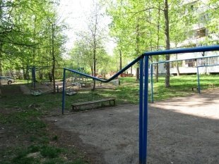 За бассейном «Акчарлак» "спряталась" вот такая детская площадка.