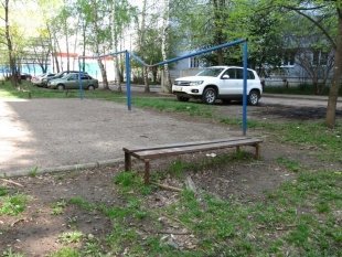 Лучшего места для парковки, чем детская площадка-не найти. Хотя где здесь та самая «детская площадка» - судить вам.