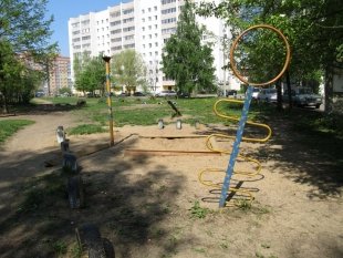 Во дворе по улице Сыртлановой вот такая «детская площадка».