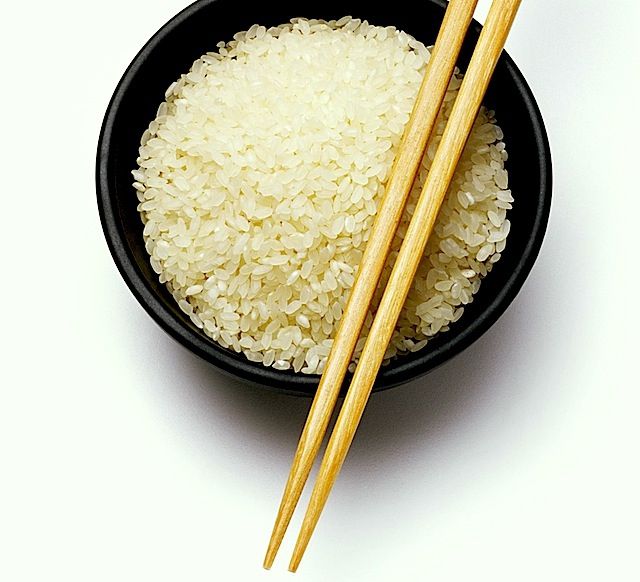 Какой рис в китае. Рис с палочками. Китайский рис. Китайские палочки и рис. Китаец с рисом.