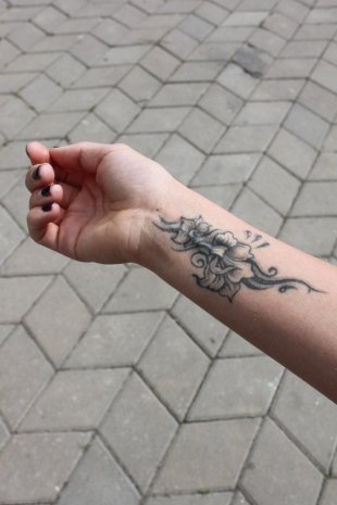 Есения, 23 года, студентка Татуировке 3 года Этот рисунок я выбрала по каталогу и очень его люблю. Может быть, потому, что любить пока больше некого. Шучу, конечно.